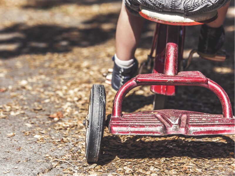 三輪車の子ども