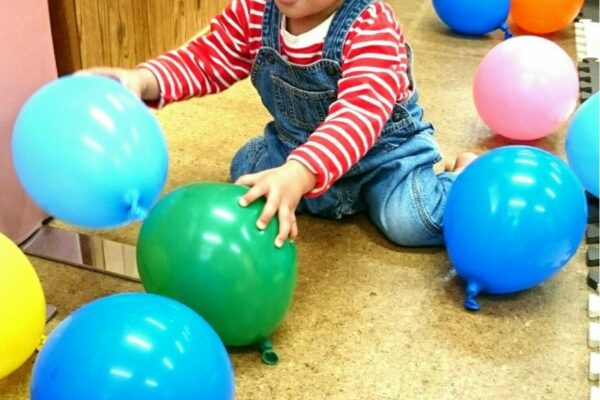 風船遊びをする子供